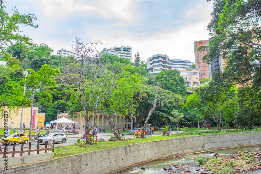 Obraz premium A scenic view of Cat Park in Cali, Valle del Cauca, featuring lush greenery and the Cali River nearby. A relaxing urban space for families.