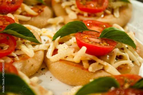 Pizzas with tomatoes and basil. Pizzas com tomates e manjericão .
