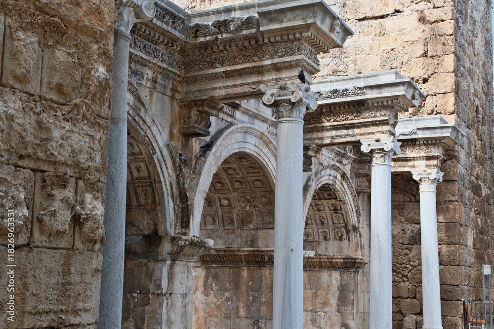 Obraz premium Hadrian’s Gate – Iconic Landmark in Antalya
