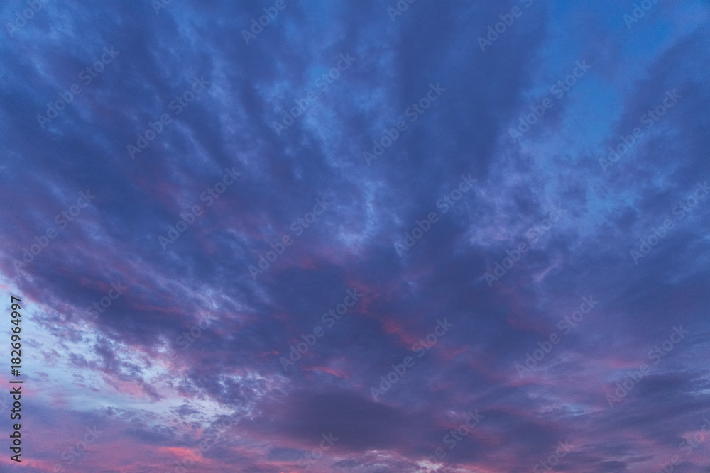 Obraz premium Beautiful bright sunset sky with colorful clouds. Sky background.