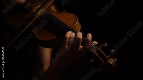 Violin Violinista Primer plano, detalles de violin estilo cinematografico, performance mujer, musico 