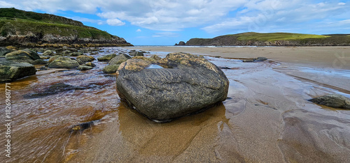 großer, Stein aus sandigem Strand
