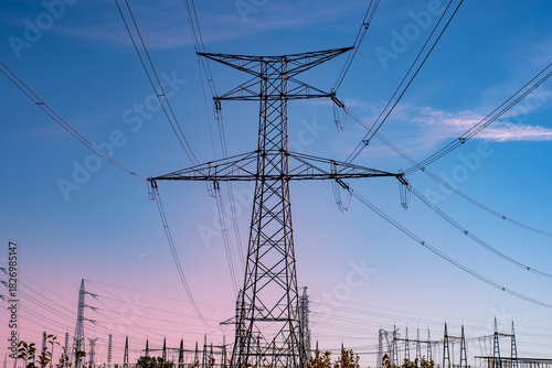 torres, unidad estación de energía eléctrica de alta tensión de planta, fotos con un cielo azul y nubes rojas