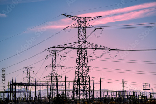 torres, unidad estación de energía eléctrica de alta tensión de planta, fotos con un cielo azul y nubes rojas