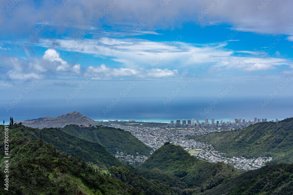Fototapeta premium Pālolo Valley with the city skyline of Honolulu. Mauʻumae Ridge Trail (Puʻu Lanipō), Oahu, Hawaii. Koʻolau Range, shield volcano. On the right is Waʻahila Ridge 