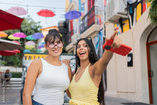 Konstfotografi Female friends taking a selfie on a colorful street in Puerto Vallarta