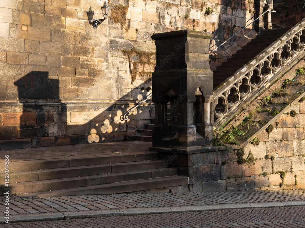 Fototapeta premium Altstadt Ansicht Sandsteingebäude mit Treppe an der Alten Universität