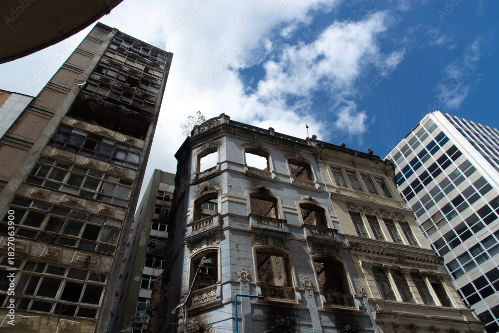 Fototapeta premium View of buildings in ruins and burned by fire in the Comércio neighborhood in Salvador, Bahia.