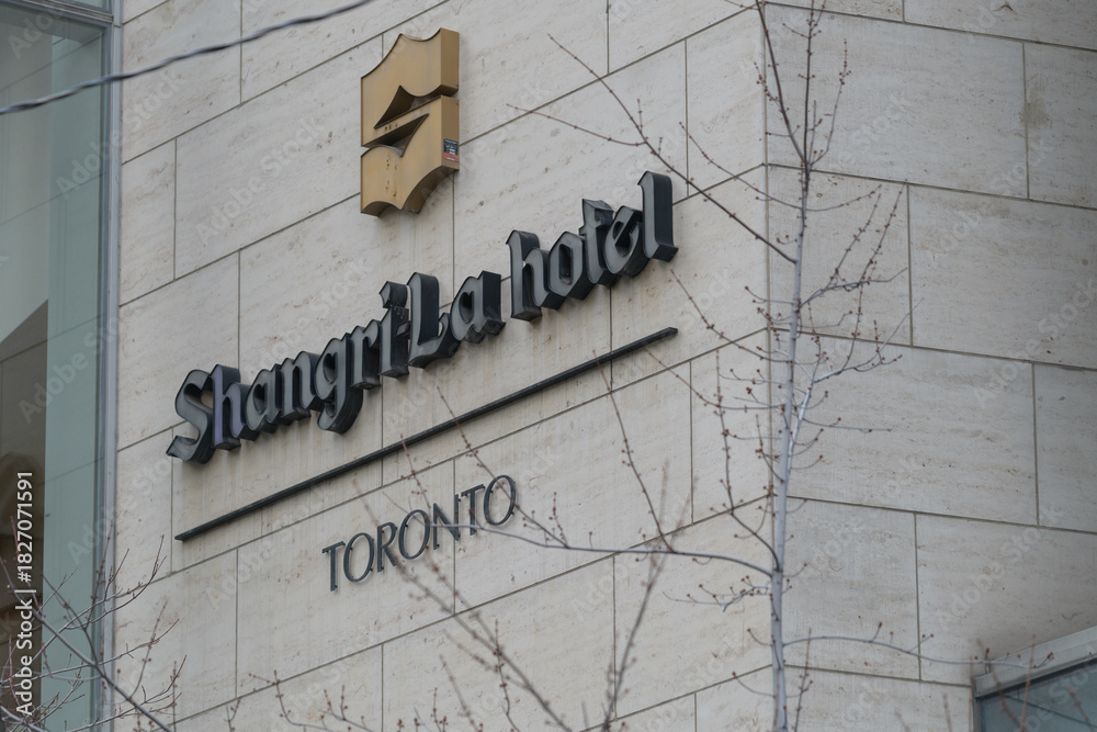 Fototapeta premium exterior building facade and sign of Shangri-La hotel located at 188 University Avenue, Toronto