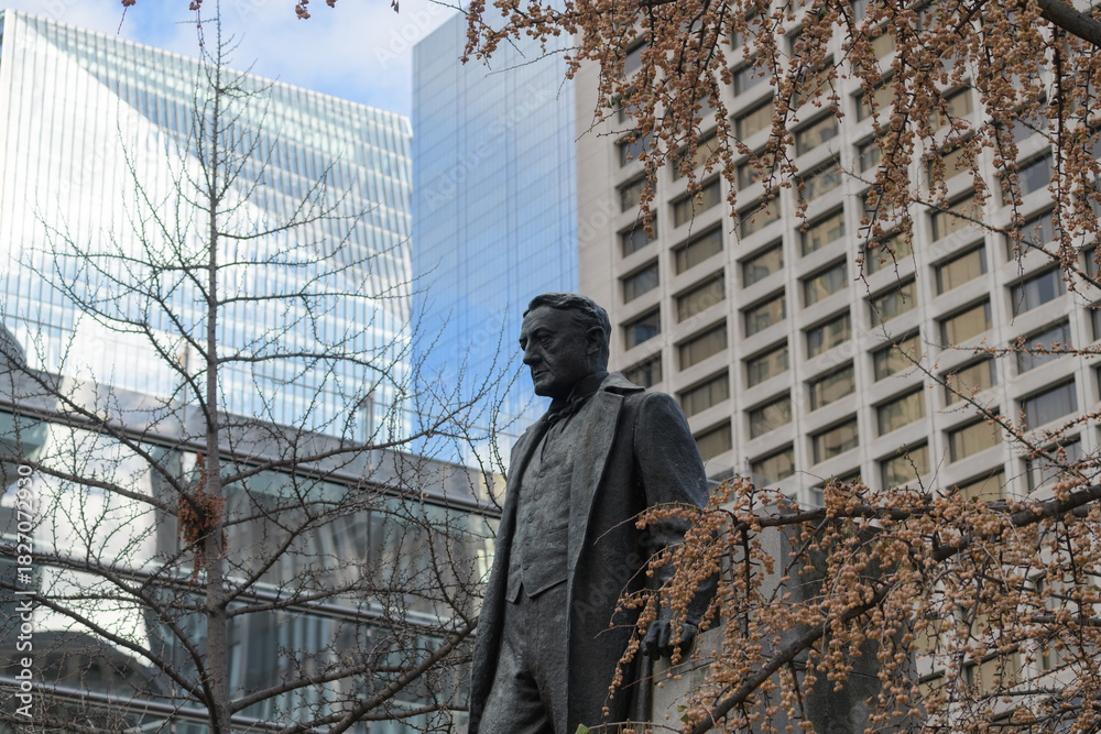 Fototapeta premium Statue of Sir Adam Beck by Emanuel Hahn located at 250 University Av, Toronto