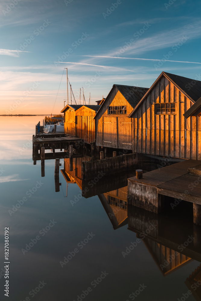 Fototapeta premium Bootshäuser im alten Hafen von Ahrenshoop-Althagen