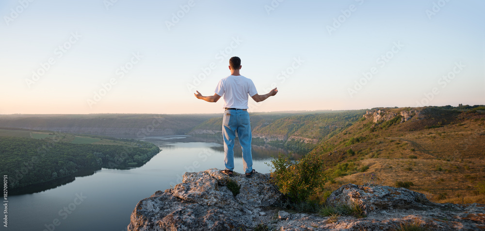 Obraz premium Man prey God on the hill