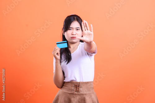 Cuadro en lienzo A woman refuses to use her credit card, making a stop hand gesture