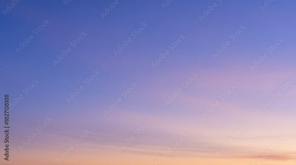 Fototapeta premium 夕暮れの空色が溶け合う滑らかな背景 / Smooth Dusk Sky Gradient Background