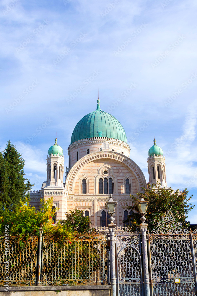 Obraz premium Grand Synagogue with Green Domes and Ornate Gate