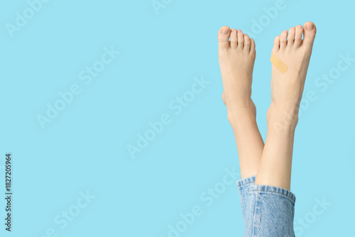 Legs of young woman with ca...