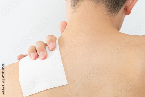 肩に貼った湿布　白バック