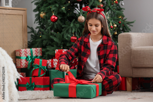 Teenage girl unwrapping Chr...