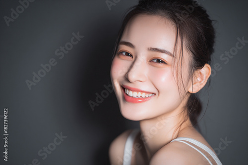 笑顔できらめく綺麗な肌と白い歯を見せる日本人女性美人モデルの接写写真。デンタルケア, オーラルケア、スキンケア、コスメ広告用。