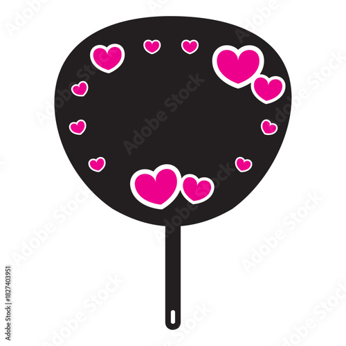 ハートで囲まれた模様のある黒いうちわ