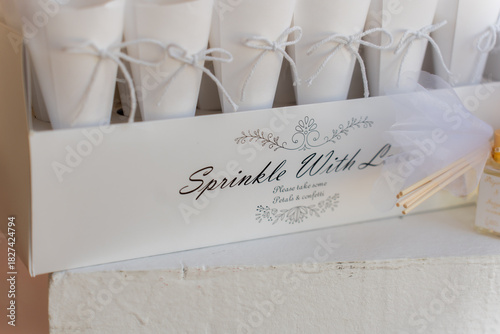 Foto Wedding decorations with a sprinkle with love sign and favors displayed elegantl