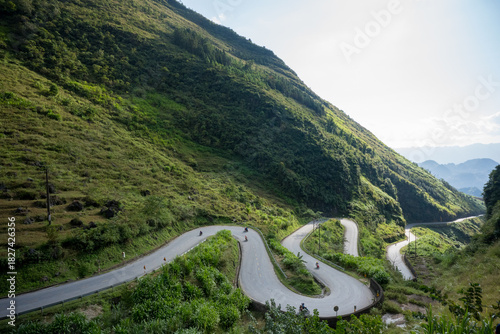 Foto Motorcyclists Riding up Winding Road on Tham Ma Pass, Ha Giang Loop, Vietnam