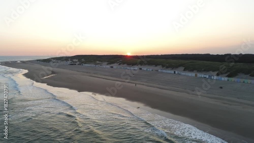 Luftaufnahme vom Sonnenaufgang an der Nordseeküste