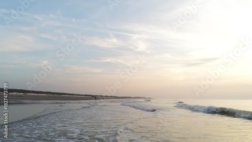Seichte Wellen am Nordseestrand in Zeeland Domburg