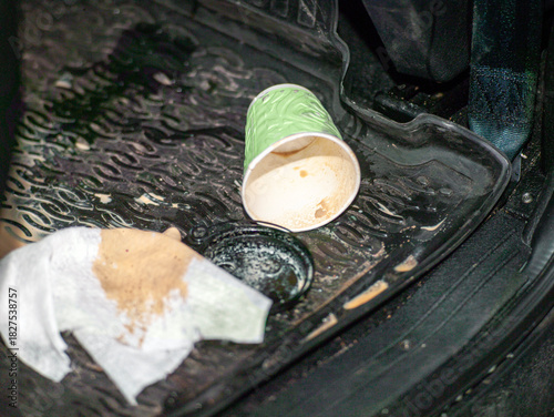 Foto spilled tea or coffee in an automobile