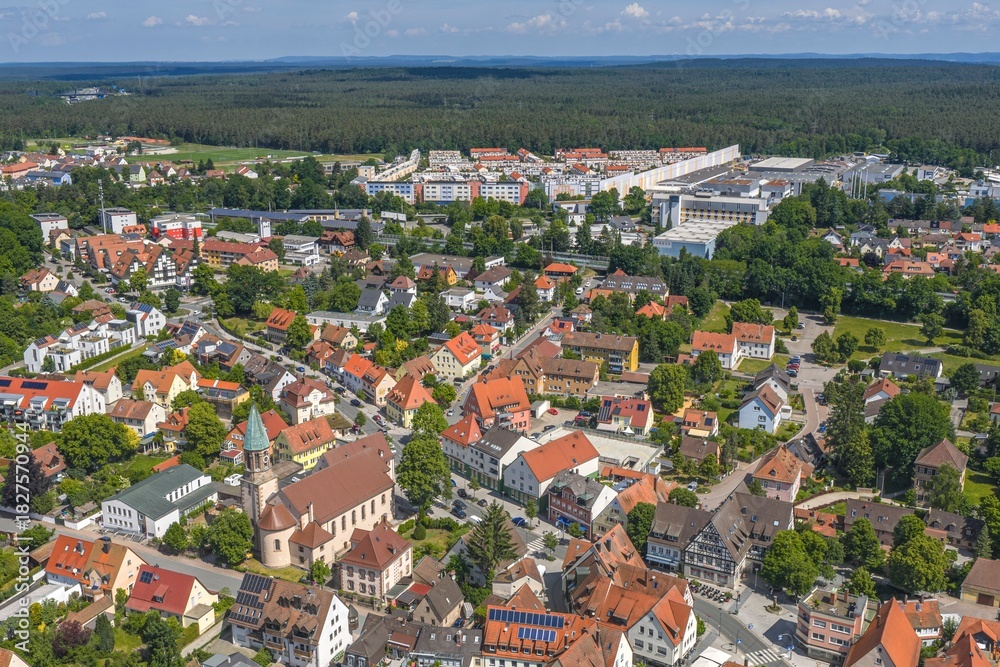 Fototapeta premium Die mittelfränkische Marktgemeinde Feucht bei Nürnberg aus der Vogelperspektive