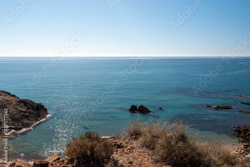 Blick über die Bucht Cala Rajá an der Mittelmeerküste im Naturpark Cabo de Gata-Níjar in Andalusien, Spanien