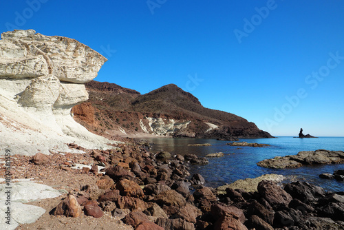 Blick auf das Mittelmeer an der Bucht Cala Rajá im Naturpark Cabo de Gata-Níjar in Andalusien, Spanien