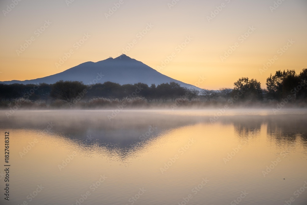 Fototapeta premium 茨城県筑西市 母子島遊水地の筑波山と日の出 