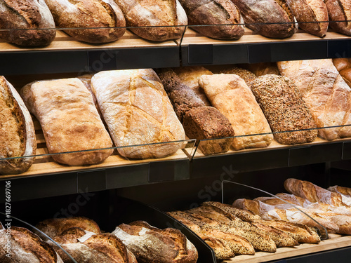 Fotografie Freshly baked bread displayed in a cozy bakery showcasing artisanal loaves and r