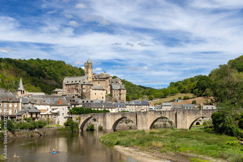 Naklejka premium Estaing village castle and medieval bridge over Lot river