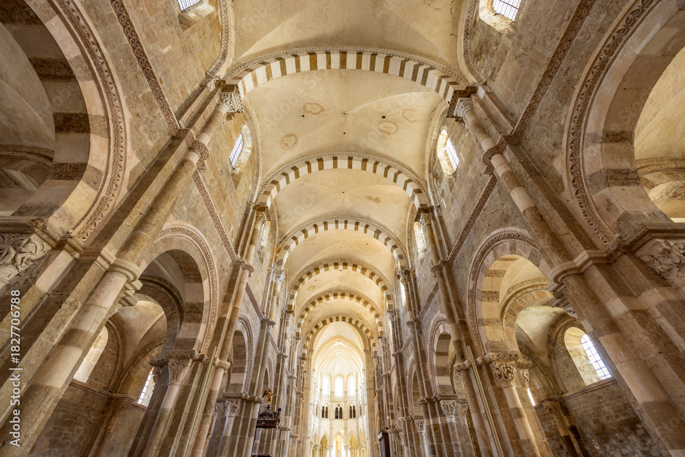 Obraz premium Vezelay Basilica Sainte Marie Madeleine nave arches ceiling