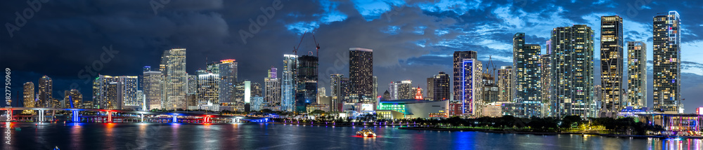 Obraz premium Miami skyline with skyscrapers real estate by the ocean at night panorama in downtown Miami, United States
