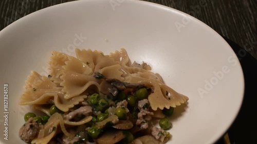 Wallpaper Mural Pasta con sugo di pancetta, funghi e piselli, cuoco la mette nel piatto con cucchiaio Torontodigital.ca