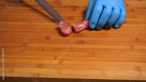 Wallpaper Mural Tagliare a tocchetti la salsiccia coni lo coltello Torontodigital.ca