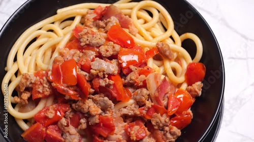 Wallpaper Mural Piatto di pasta condita con salsiccia e pomodorini, piatto che gira Torontodigital.ca