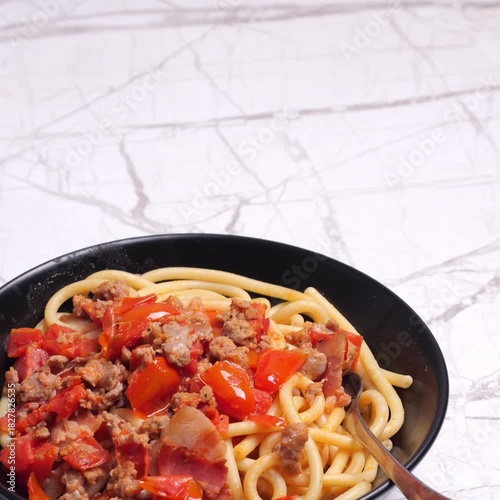 Wallpaper Mural Video quadrato, piatto con pasta condita con salsiccia e pomodorini Torontodigital.ca