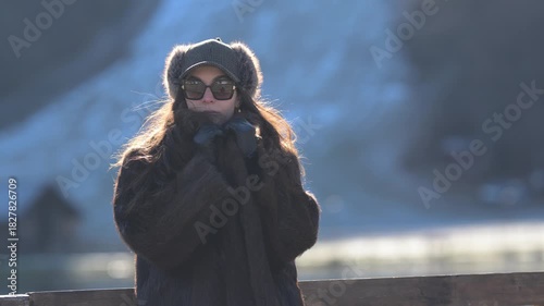 Modella posa al freddo 