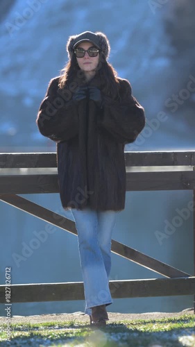 Modella posa al freddo 