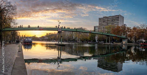 Tableau sur toile Paris, France - 11 08 2025: Ourcq Canal