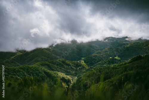 Majestätische Berglandschaft in Slowenien unter dramatischem Himmel