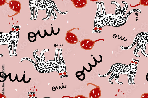patrón de leopardos veraniegos con gafas rojas fondo rosa