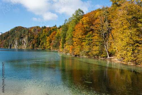 Lago Alpsee no Outono – Paisagem de Águas Cristalinas em Füssen, Alemanha