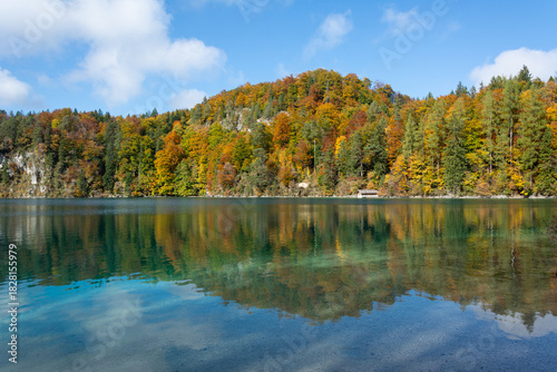 Lago Alpsee no Outono – Paisagem de Águas Cristalinas em Füssen, Alemanha