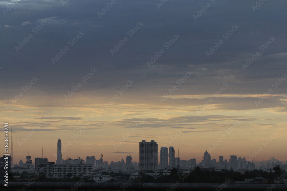 Obraz premium Bangkok's skyline seen during a sun raise
