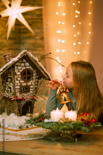 Ein Mädchen am Abend neben den Adventskerzen